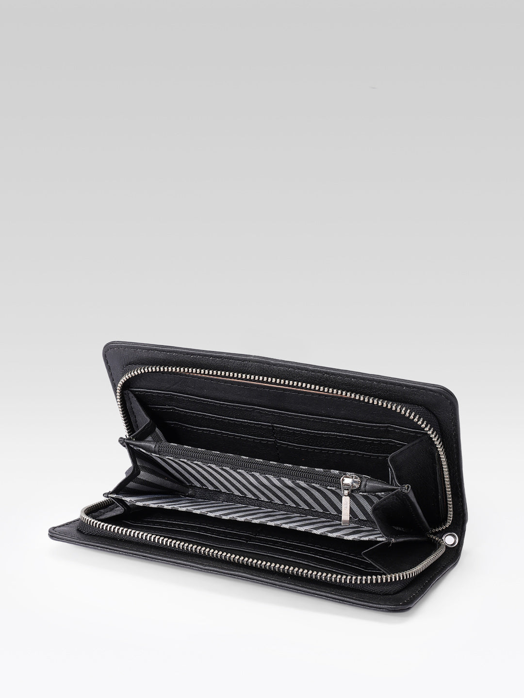 Stylish Ladies Black Clutch- Timeless Elegance and Versatility